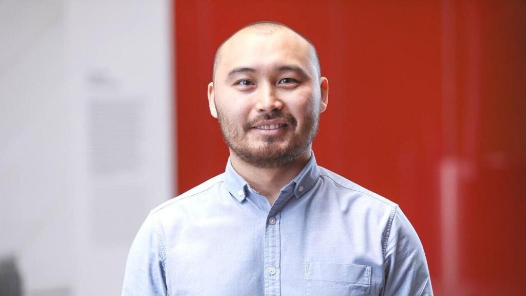 Канат Нуртазин работает администратором проектов по вступительному тестированию в НУ. А в свободное время вырезает иллюстрации на листьях деревьев – техника называется карвинг, известная больше как резьба по фруктам и овощам.