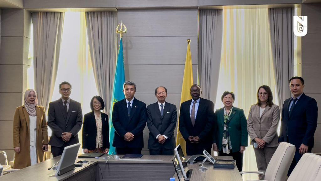 Елордада өткен Азия университеттері Альянсының форумы аясында оқу орны бірден 2 келісім шартқа, яғни Малайзия университетімен ынтымақтастық туралы Меморандумға және Цинхуа университетімен "студенттермен алмасу туралы шартқа" қол қойды. Малайзияның ең көне әрі беделді университетімен ынтымақтастық келісімі студенттермен, академиялық және әкімшілік қызметкерлермен алмаса отырып бірлескен зерттеу қызметін жүргізуге мүмкіндік береді.