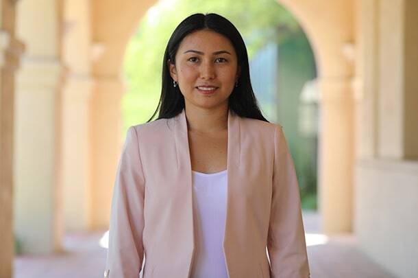 Айсұлу қазір Калифорния технологиялық институты жанындағы Кавли атындағы нано ғылымдар институтының докторантурасының қызметкері. Ол 2015 жылы NU-да химия инженериясы бойынша бакалавр дәрежесін, 2016 жылы MIT-те химия инженериясы бойынша магистр дәрежесін және 2021 жылы Стэнфорд университетінде химия инженериясы бойынша PhD дәрежесін алды.