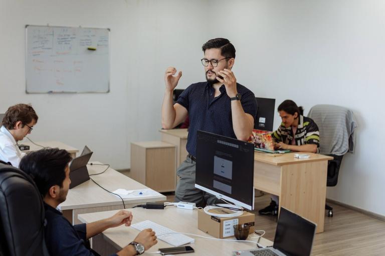 In an interview for the Digital Business's project "100 Startup Stories of Kazakhstan," CEO of Smart System Technologies Anuar Sarsembinov shared the story of how the company that is currently developing software based on artificial intelligence was created. The company's main product is the smart scheduler of cargo transportation by railway transport, MultiCode.