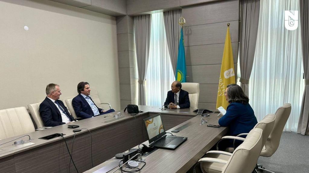 AMBA тек 300 аккредиттелген мектептерінің беделді мәртебесі бар бизнес мектептеріне арналған «triple crown» аккредиттеу ұйымдарының бірі болып табылады. Қазіргі уақытта NUGSB AMBA аккредиттеу процесінің үшеуінің екінші кезеңінде.