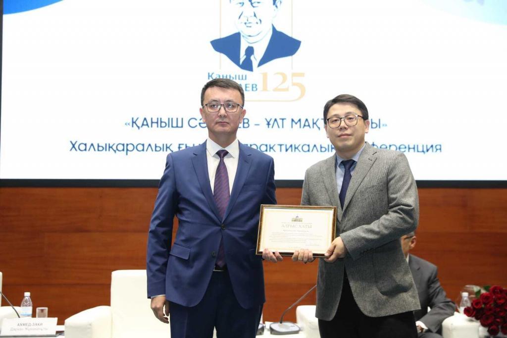 NU Жоғары мемлекеттік саясат мектебінің (NU GSPP) қауымдастырылған профессор, SDSN Kazakhstan тең төрағасы, доктор Серік Оразғалиев Қазақстан Ғылым күніне арналған іс-шарада Президент Қасым-Жомарт Тоқаевтың алғыс хатымен марапатталды. Доктор Оразғалиевтің ғылыми-зерттеу және академиялық ортадағы, әсіресе тұрақты даму саласындағы қосқан үлесі осы құрметті тану арқылы мойындалды.