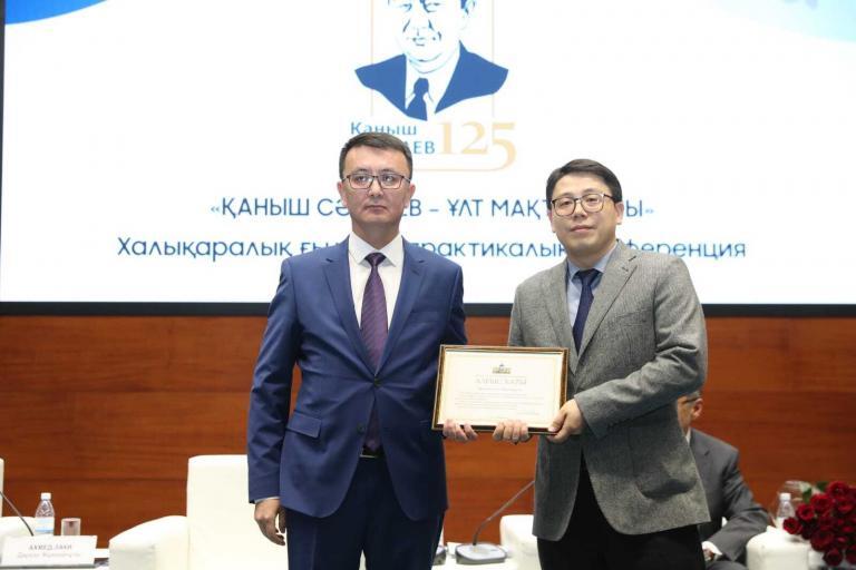 Доктор Серик Оразгалиев, ассоциированный профессор Высшей школы государственной политики Назарбаев Университета (ВШГН НУ) и сопредседатель SDSN Kazakhstan, был удостоен благодарственного письма от президента Касым-Жомарта Токаева во время мероприятия, посвященного Дню науки в Казахстане. Вклад доктора Оразгалиева в научные исследования и академические круги, особенно в области устойчивого развития, был отмечен этим почетным признанием.