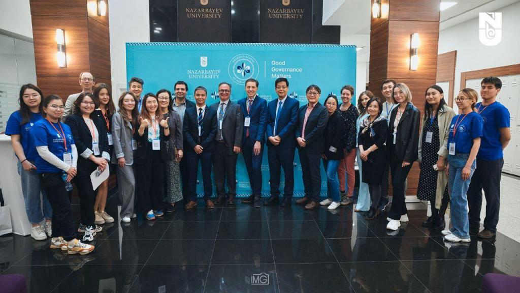 В программе конференции было запланировано 26 выступлений на самые разные темы, касающиеся вопросов управления, международной политики, 6 панельных сессий и презентация книги. Докладчикми конференции стали студенты и преподаватели из нескольких казахстанских вузов (КазГЮУ, Алматы Менеджмент Университет, Евразийский национальный университет, Назарбаев Университет), а также из международных университетов, таких как Университет Ада в Азербайджане, Университет Альберта Людвига во Фрайбурге (Германия), Университет Денисона, Университет Индианы (США), Университет Ноттингема (Великобритания), Университет Ольстера (Великобритания), НИУ ВШЭ в Москве (Россия), Университет Сан-Пабло (Испания) CEU и Университет Кантабрии (Испания).