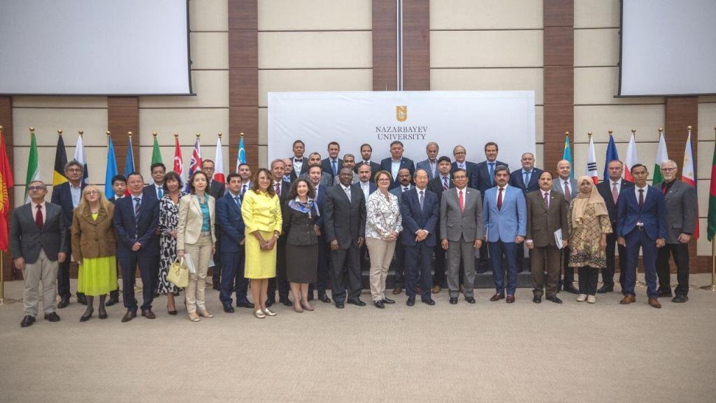 Университет қалашығында өткен шараға 60-тан астам шетелдік дипломатиялық өкілдері шақырылды. Іс-шараның идеясы мәдениетаралық коммуникацияны және өзара сыйластықты ілгерілету, Назарбаев Университеті мен шет елдер арасындағы ынтымақтастықты нығайту болып табылады.
