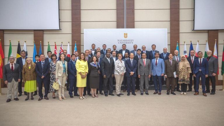 Университет қалашығында өткен шараға 60-тан астам шетелдік дипломатиялық өкілдері шақырылды. Іс-шараның идеясы мәдениетаралық коммуникацияны және өзара сыйластықты ілгерілету, Назарбаев Университеті мен шет елдер арасындағы ынтымақтастықты нығайту болып табылады.