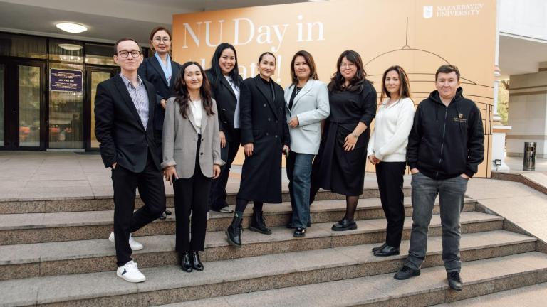 День открытых дверей прошел в алматинском Доме дружбы. На двух этажах здания проходили информационные сессии, на выставке Школ профессоры и сотрудники НУ рассказали жителям Алматы о правилах поступления и об особенностях обучения в Университете, презентовали программы бакалавриата, магистратуры и докторантуры.