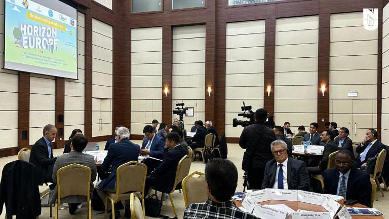 Главная цель воркшопа “Устойчивое управление природными ресурсами: разведка, добыча, переработка и цепочки поставок критически важного сырья” - обмен мнениями между представителями сырьевой отрасли, научным сообществом и политическими институтами по актуальной ситуации и потенциале развития сырьевой индустрии Казахстана в рамках ускорения зеленой и цифровой трансформации экономики. В приветственной речи исполняющий обязанности Президента Назарбаев Университета доктор Илесанми Адесида поблагодарил участников семинара, отметив ключевую роль Назарбаева Университета и других вузов-партнеров в деле продвижения устойчивых образовательных и исследовательских практик в Казахстане.