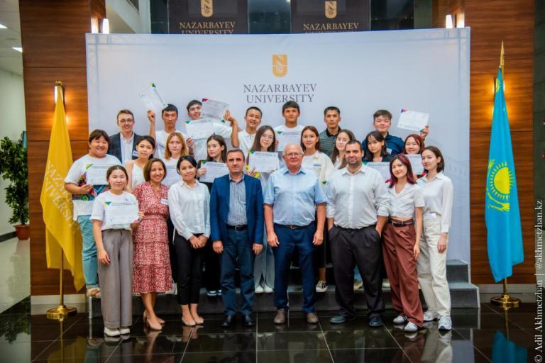 В Высшей Школе Государственной Политики Назарбаев Университета с 10 по 13 июля прошла конференция, посвященная проблемам изменения климата с участием сельских педагогов и учеников старших классов. Школьники смогли представить свое видение в решении местных климатических проблем с применением предпринимательских навыков.