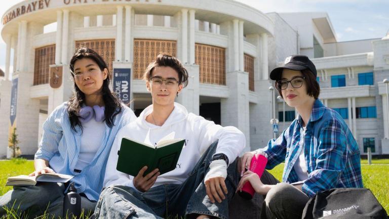 WISE (Білім берудегі инновациялар жөніндегі дүниежүзілік саммит) және IIE (Халықаралық білім беру институты) басқаратын бұл консорциумға әлемнің жеті университеті қатысуда. Алдағы 12 айда олар жасанды интеллекті білім беру жүйелеріне біріктіру жолдарын зерттемек.