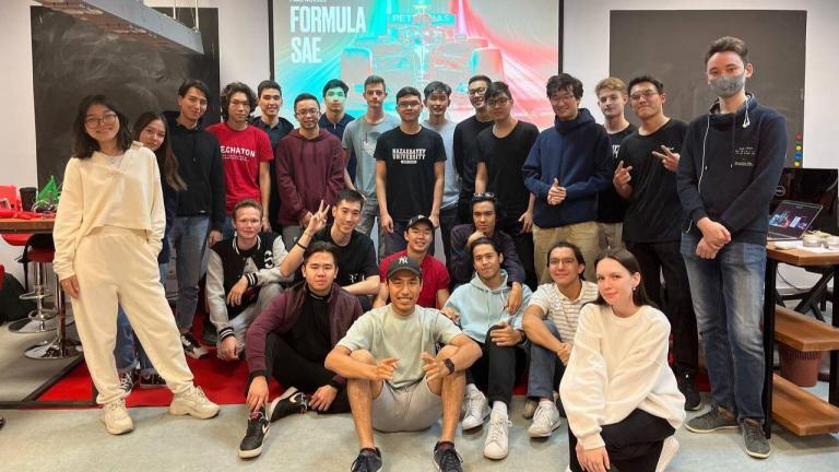 Эти соревнования являются одними из самых престижных в мире инженерной гонки, в которых участвуют более 20 стран и более 600 университетов. NU Motorsports стала первой казахстанской командой, когда-либо принявшей участие в FSE, присоединившись к 84 командам в FS Germany, в то время как в списке ожидания все еще находятся 129 команд.