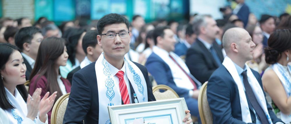 "Электр энергетикалық жүйені көп деңгейлі моделдеу" тақырыбы бойынша ғылым мен техника саласындағы үздік зерттеулері мен жетістіктері үшін Назарбаев Университетінің ғалым-физигі Нұрхат Жәкиев, "ҚР 100 жаңа есім" байқауының жеңімпазы ҚР Тұңғыш Президенті – Елбасы Қорының сыйлығына ие болды. Ғылыми-зерттеу жобасы аясында ҚР БҒМ қолдауымен ғалымдар командасы Қазақстан Республикасының электр энергетикалық жүйесінің компьютерлік моделін әзірледі, онда аралас-бүтін санды желілік бағдарламалау әдістері жақсарды.