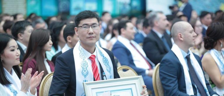 For the best research and achievements in the field of science and technology on the topic "Multilevel modeling of the electric power system" Nurkhat Zhakiyev, a physicist at NU, the winner of the "100 New Persons of Kazakhstan" competition, was awarded the prize of the Foundation of the First President of the Republic of Kazakhstan - Elbasy. As part of his research project with the support of the MES RK, a team of scientists improved methods of mixed-integer linear programming to develop a computer model of the power system of the Republic of Kazakhstan.