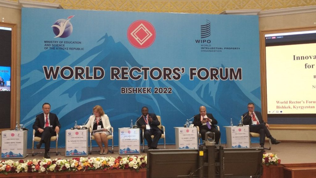 В центре обсуждения были вопросы роли университетов в построении национальной инновационной экосистемы. Провост Назарбаев Университета Адесида Илесанми выступил с презентацией об инновационной экосистеме для университетов и поделился опытом НУ, а также рассказал о мировой практике.