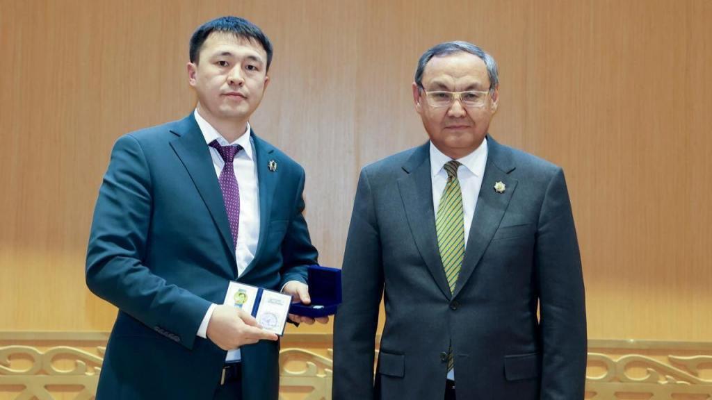 Dedicated to the 125th birth anniversary of renowned Kazakh scientist and academician Kanysh Satpayev, the event gathered over 1,000 young researchers from Kazakhstan, including those excelling in international scientific circles. Attendees presented innovative research and engaged in discussions on the country's current state of scientific development.