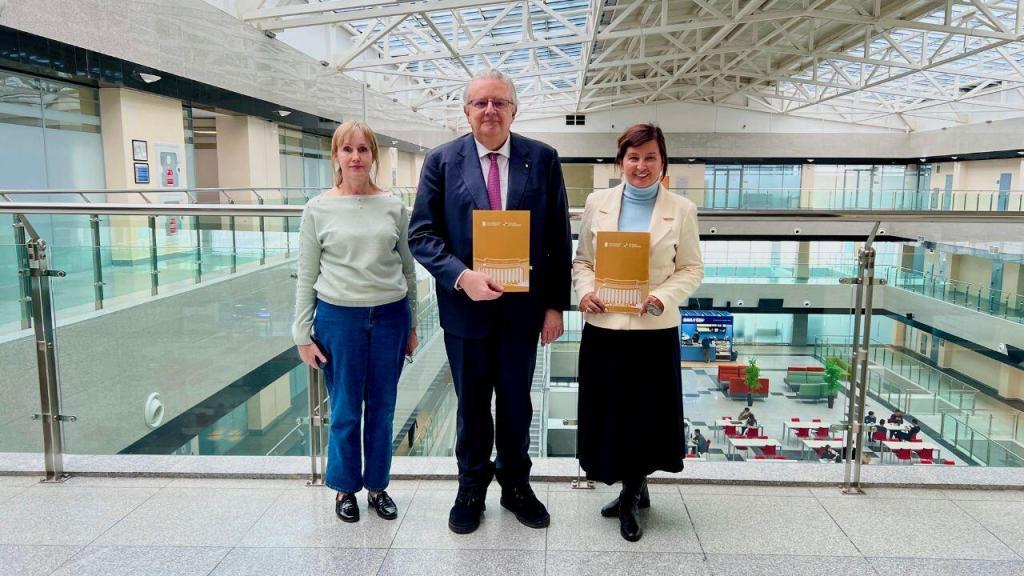 Vi-ORTIS – бұл фармацевтикалық нарықтың жай-күйі мен оның трендтері туралы өзекті деректерді 20 жылдан бері ұсынып келе жатқан алғашқы отандық компания, ол сондай-ақ фармацевтикалық сектордағы ғылыми жобаларға қолдау көрсетеді, өз деректерін білім беру бағдарламалары және түрлі кейстермен үйлестіреді, студенттерді нақты нарықтық міндеттерді шешуге дайындайды. Меморандум денсаулық сақтау саласы мамандарының біліктілігін арттыру үшін ғылыми, білім беру және технологиялық әлеуетті интеграциялауды, атап айтқанда, студенттер мен профессор-оқытушылар құрамының қатысуымен білім беру процесі мен практикалық қызметке озық шешімдерді енгізу бойынша бірлескен жобаларды, тәжірибе алмасу және кәсіби байланыстарды нығайту үшін конференциялар, мастер-кластар, семинарлар, форумдар және басқа да іс-шараларды ұйымдастыруды көздейді, сондай-ақ білім беру бағдарламаларын жақсарту және студенттерді фармацевтикалық нарықтың нақты мәселелерін шешуге дайындау үшін VI-ORTIS аналитикалық құралдарын пайдалануға үйретеді.