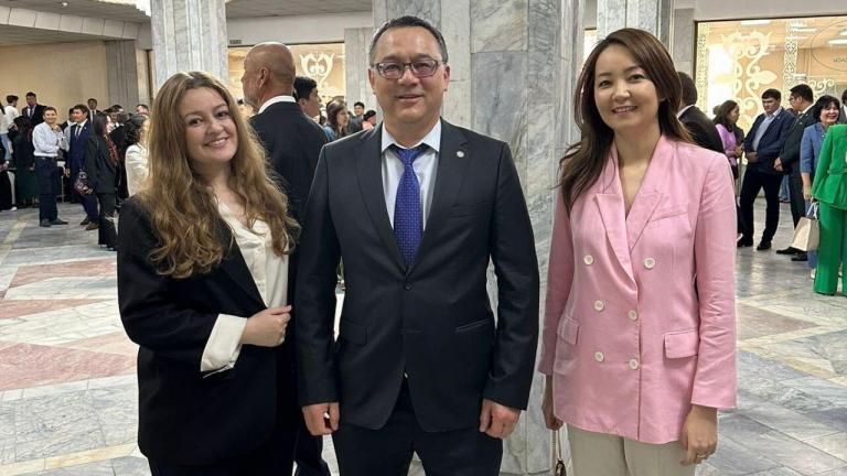 Назарбаев Университетінің Ақылды жүйелер мен жасанды интеллект институты (ISSAI) Қазақ тілі мен сөзін автоматты түрде тану жобасын іске қосты. Оның көмегімен қазақ тілін жаһандық цифрлық әлемге белсенді енгізуге болады.