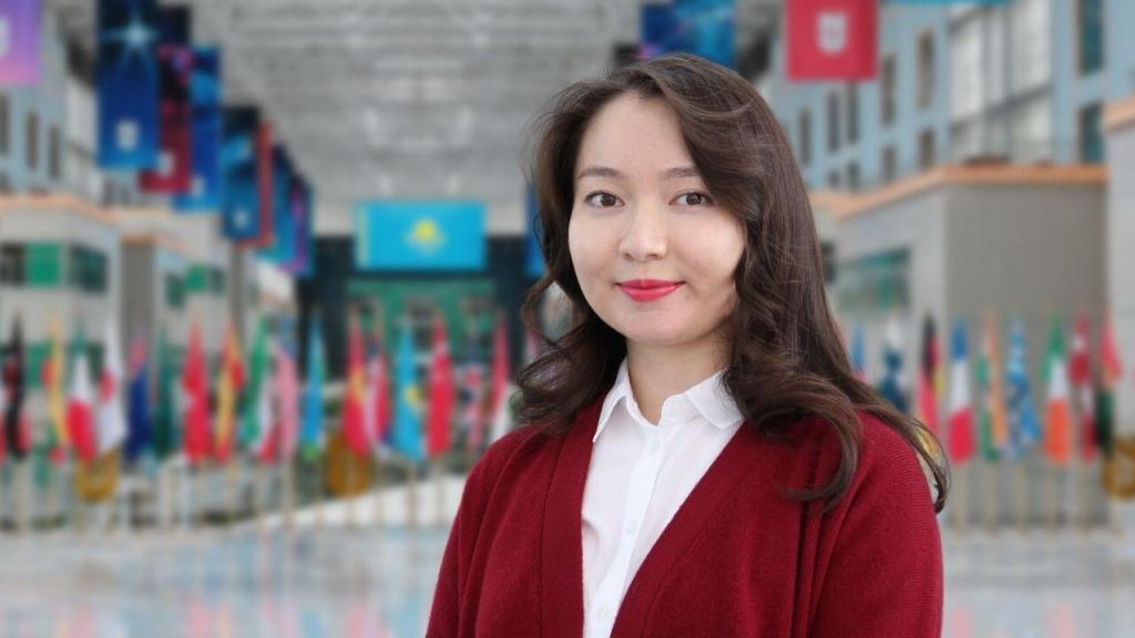 «NU Step to PhD» айдарының келесі қонағы – Жанат Махатаева, NU SEDS робототехника инженерия бағдарламасының PhD докторанты, Microsoft Research PhD стипендиясының иегері. Зияткерлік жүйелер және жасанды интеллект институтының (ISSAI) ғылыми қызметкері ретінде Жанат толықтырылған шындық (AR) және жасанды интеллект арқылы адамның жады мен қабылдауын жақсартумен айналысады.