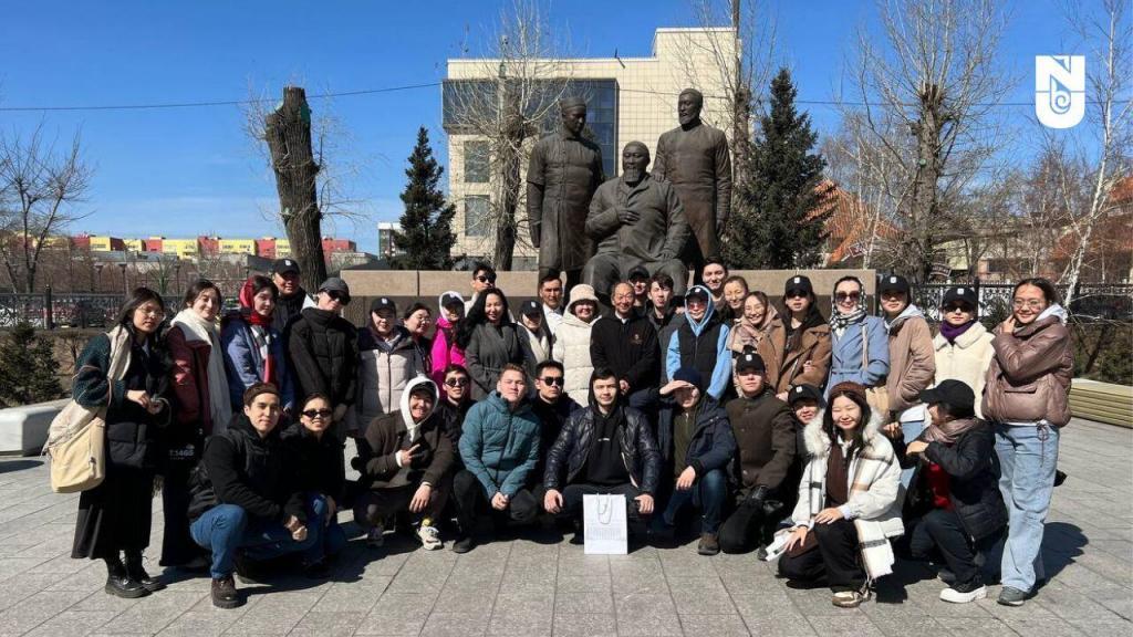 “Kazakh Stage” студенттік клубының 34 студенті сәуірдің басында Абай облысының орталығы киелі Семей қаласына, ары қарай ұлылар дүниеге келген Жидебайға апарып келді. Сапар мақсаты – қазақ әдебиеті мен мәдениетіне елеулі үлес қосқан қазақтың белгілі философтары, ақындары, қоғам және саяси қайраткерлері Абай Құнанбайұлы мен Шәкәрім Құдайбердіұлының мұрасын зерттеу.