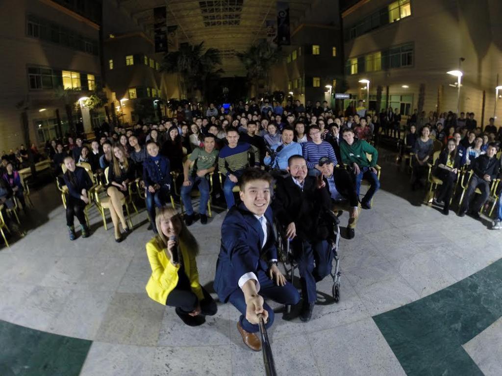 21 Қаңтар күні танымал блогер, әлеуметтік тұлға және шектеулі мүмкіндіктері бар адамдардың құқығын қорғауға үлесін қосқан Алмаз Ержан атты белгілі қонақпен Назарбаев Университеті студенттерінің кездесуі өтті. Бұл кездесу NU Volunteer Club студенттік клубының ұйымдастыруымен және белсенді азаматтық ұстанымы бар қазақстандықтардың жәрдемімен жүзеге асты.