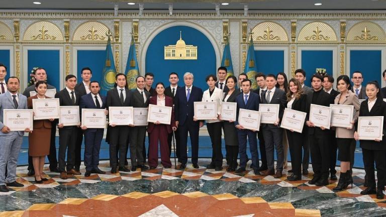 Елбасының «Ақорда» резиденциясында Назарбаев Университетінің студенттеріне «Тәуелсіздік ұрпақтары» гранты табыс етілді. Тұсаукесер рәсіміне Мемлекет басшысы Қасым-Жомарт Тоқаев қатыcып, марапатты өз қолынан табыстады.