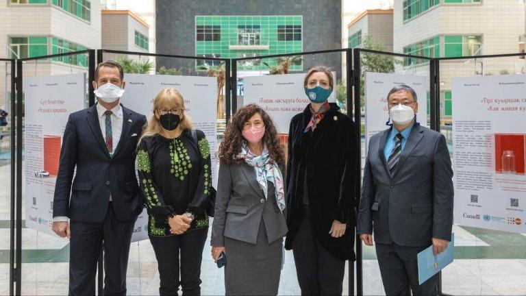 В Назарбаев Университете открылась интерактивная выставка “Обыкновенные вещи”, рассказывающая реальные истории казахстанцев, пострадавших от бытового насилия. В церемонии открытия участие приняли Постоянный координатор ООН в Казахстан Микаэла Фриберг-Стори, Исполнительный представитель ЮНФПА в Казахстане Раймбек Сисемалиев, Представитель Структуры "ООН-женщины" в Казахстане Мария Доценко, Посол Канады в Казахстане Алан Хамсон и вице-провост по академическим вопросам НУ Лоретта O’Доннелл.