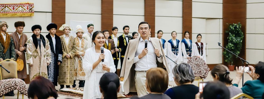 On November 7, 2019, NU held a literary and theatrical evening entitled “Aqyn zhane onyg muzasy” (Poet and his Muse) dedicated to the 125th anniversary of the great poet Ilyas Zhansugurov. First and fourth-year students[1] from SSH, SEDS, and SMG presented a theatrical performance based on the famous poem “Kuishi” by Ilyas Zhansugurov and the tragedy “Khan Kene” by Mukhtar Auezov.