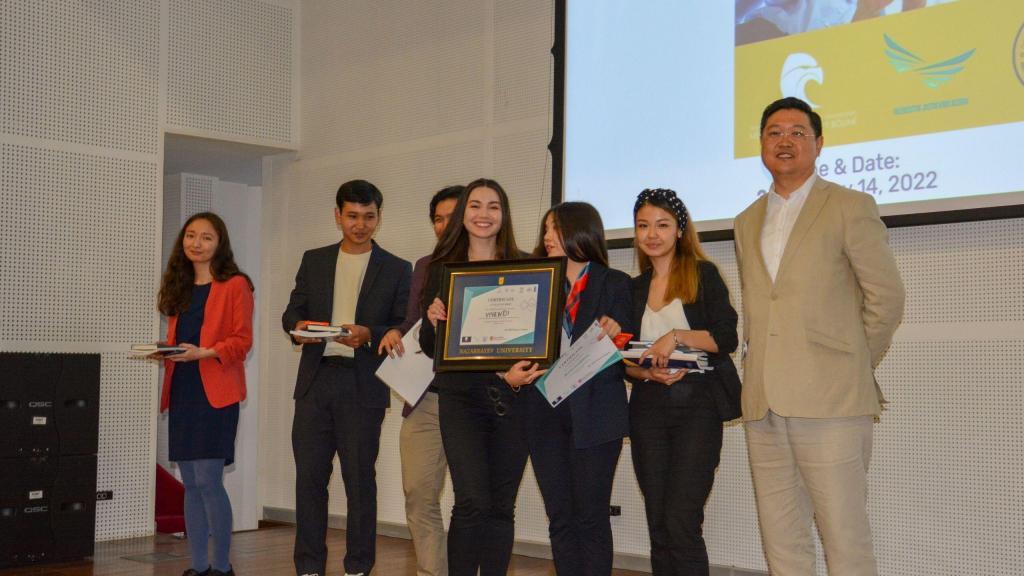 NU Green Society Student Club participants talk about their Green-Week Initiative and the events they participate, such as Eco-Heroeshttps://poetsandquants.com/2021/04/20/how-business-school-clubs-are