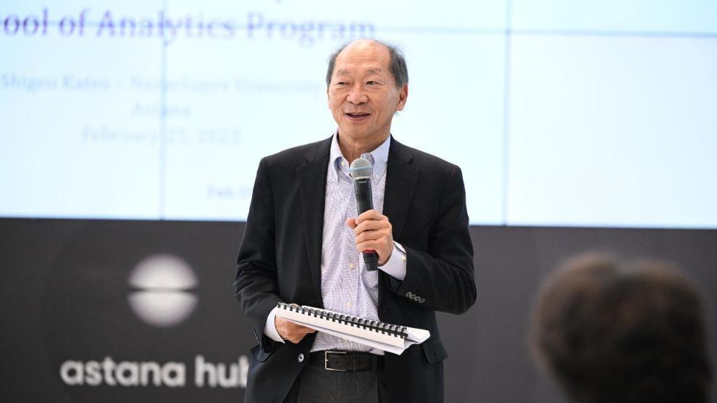 Назарбаев Университетінің президенті Шигео Катсу мырза «Қазақстанның өңірлік дамуы: проблемалары мен келешегі» курсының аясында «Қазақстан және 2050: бұрынғы стратегия әлі де өзекті ме?» тақырыбындағы дәрісімен «Аналитика мектебі» бағдарламасының спикері болды. 30 жылдан астам тәжірибесі және 50 елде зерттеулер мен дәлелді саясат бойынша кеңес берудегі жетістіктері бар көрнекті экономист және саясаткер Катсу мырза - «Қазақстан-2050» Стратегиясының бас редакторы және Қазақстан үкіметі қабылдап, жүзеге асыруға міндеттенген бес институционалдық реформа авторларының бірі.