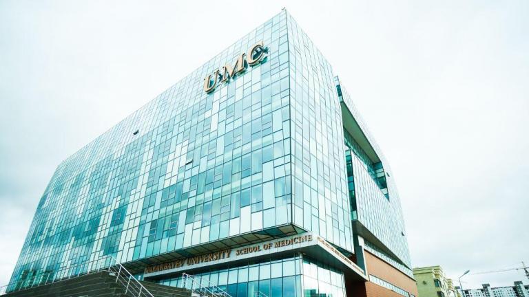 «Назарбаев Университеті» автономды білім беру ұйымының (бұдан әрі – Назарбаев Университеті) қауымдастығы Балаларды оңалту ұлттық орталығының қызметкерінің пара және заңсыз сыйақы алды деген айыптаулар туралы хабарламаға өкініш білдіреді. «Ұлттық балаларды оңалту орталығы» КЕАҚ Назарбаев Университеті мен «University Medical Center» Корпоративтік Қорының (UMC КҚ) құрылымына кірмейтінін хабарлаймыз, өйткені Қазақстан Республикасының бұрынғы денсаулық сақтау министрі Алексей Цой бекіткен 2021 жылғы 27 қаңтардағы Жол картасына сәйкес бұл орталық мемлекет меншігіне өткен болатын.