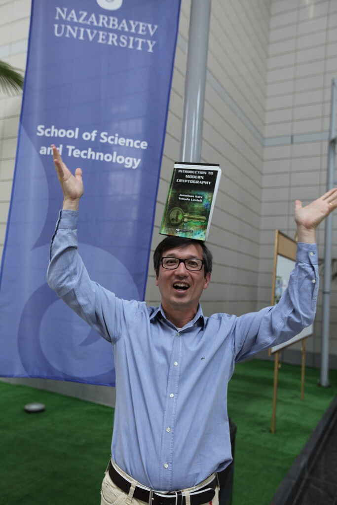 Ассоциированный профессор по Бизнес Коммуникациям Назарбаев Университета Дженифер Льюис, изучающая «гендерные барьеры на пути продвижения по службе, с которыми сталкиваются казахстанские женщины-руководители» озвучила предварительные результаты научного проекта. Для этого американский эксперт применила теорию исследователей из США Эми Дейл и Лиэнн Дзюбински, которые в 2016 году определили три вида уровней гендерных барьеров - макро, мезо и микро.