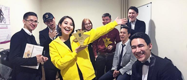 Дағдарысты қалай еңсеру керек? Жағымды жақтары бар ма және оларды қалай табуға болады? Тұрақты алаңдаушылық пен белгісіздіктен шаршау сияқты сезімдерден қалай құтылуға болады?«Карантин режимі» айдарында Назарбаев Университетінің «NURIS» ЖМ Бизнес-акселераторының жетекшісі Болат Сұлтанғазин өзінің пайдалы кеңестерімен бөліседі. - Джон Кеннедидің арқасында танымал болған дағдарыс сөзі туралы ескі мотивациялық қысқа әңгіме бар.