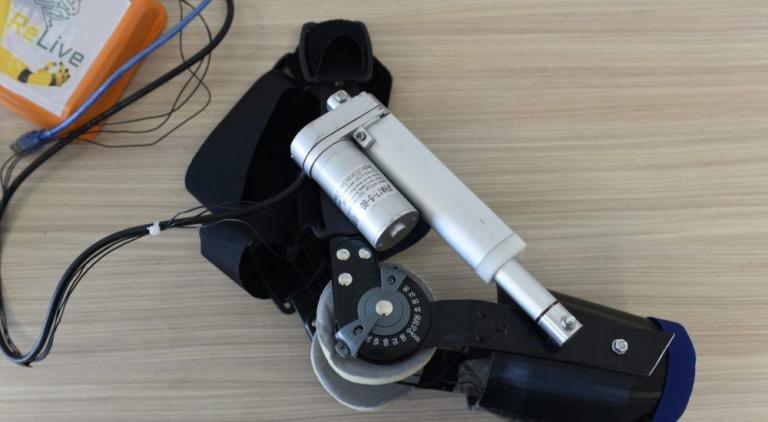 Команда научного стартап-проекта Назарбаев Университета по реабилитации инсультных пациентов ReLive получила грант Всемирного Банка в рамках совместного проекта с МОН РК «Стимулирование продуктивных инноваций». - Полученные средства от гранта пойдут на разработку программного обеспечения экзоскелета.