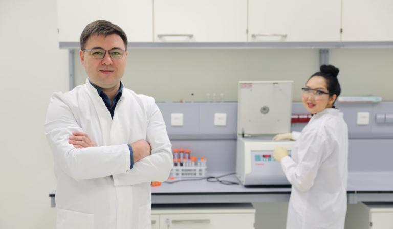 Өткен жылы доктор Тимур Атабаев Scopus 2018 Award «Жылдың жас ғалымы» марапатына ие болды. Ғылым және технологиялар мектебінің ассистент-профессорының зерттеу қызығушылықтары биомедицинада, энергетикада және фотокатализде қолдану үшін көп функционалды органикалық емес наноқұрылымдардың синтезі мен сипаттамаларын зерделеуді қамтиды.