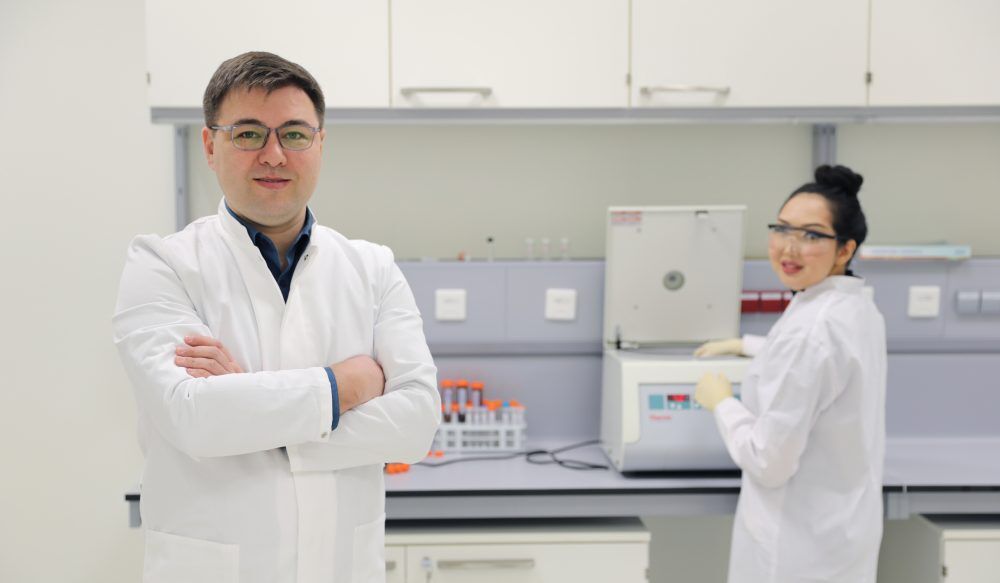 Өткен жылы доктор Тимур Атабаев Scopus 2018 Award «Жылдың жас ғалымы» марапатына ие болды. Ғылым және технологиялар мектебінің ассистент-профессорының зерттеу қызығушылықтары биомедицинада, энергетикада және фотокатализде қолдану үшін көп функционалды органикалық емес наноқұрылымдардың синтезі мен сипаттамаларын зерделеуді қамтиды.