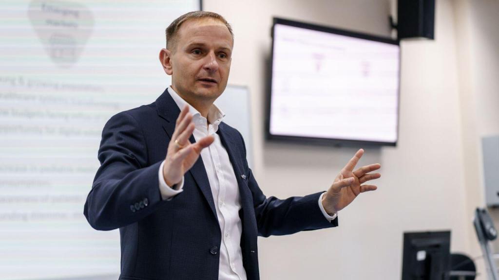 Данная лекция была частью курса "Разработка лекарственных препаратов" для программ "Магистратура в области фармакологии и токсикологии" (MPToX) и "Магистратура в области молекулярной медицины" (MMM). Адам Алексюк выступил перед студентами, профессорско-преподавательским составом и профессионалами отрасли, подчеркнул важную роль непатентованных препаратов в обеспечении доступа пациентов к необходимым лекарственным препаратам.