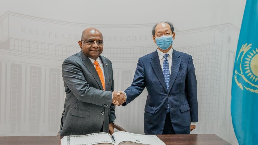 Today, NU President Shigeo Katsu welcomed President of the 76th session of the United Nations General Assembly Abdulla Shahid at the campus, showed him the University's master plan, and gave him a brief tour of the campus. The honored guest was informed about research projects and visited the laboratorу at the Institute of Smart Systems and Artificial Intelligence (ISSAI) and the Energetic Cosmos Laboratory.