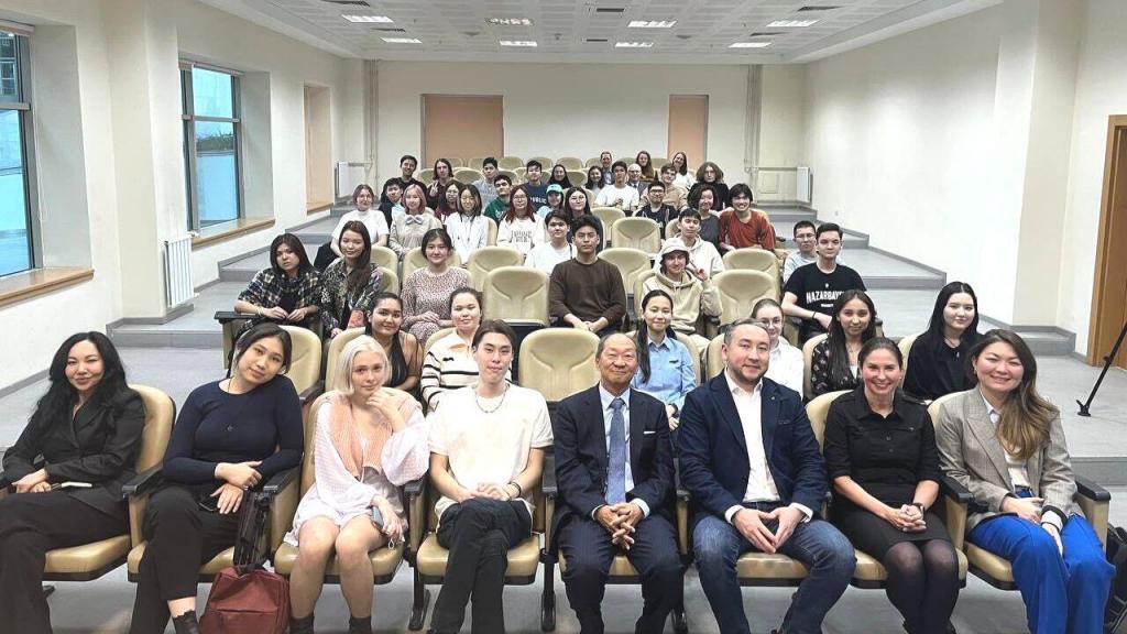 Назарбаев Университетінің президенті Шигео Катсу мырза NU Дайындық мектебінің студенттерінің өтініші бойынша 2023 жылдың 28 наурызында оларға қаржылық сауаттылық туралы дәріс оқыды. Кездесуге Катсу мырзаның бастамасымен Jusan Bank төрағасы Нұрдәулет Айдосов шақырылды.