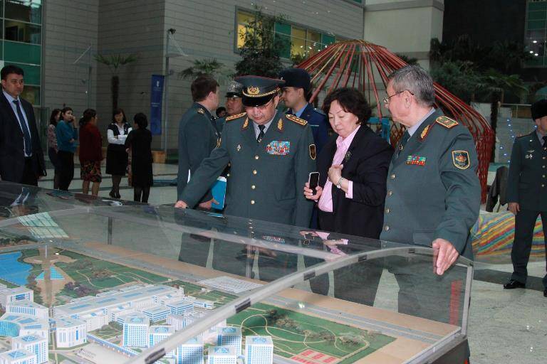 Студенты Назарбаев Университета встретились с генерал-полковником Сакеном Жасузаковым, первым заместителем Министра обороны - начальником Генерального штаба Вооруженных Сил Казахстана. В дружественной беседе гость Университета рассказал будущим защитникам Отечества, как в современном обществе в дальнейшем будут развиваться Вооруженные Силы Казахстана, а также о перспективах военного обучения студентов.