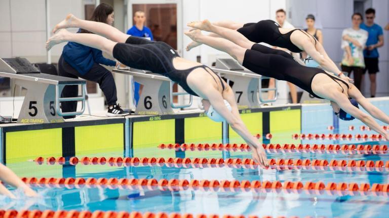 In the swimming, athletes competed in individual and team events, separated into men's and women's categories. A total of 61 students from 14 universities showcased their talents in freestyle, butterfly, breaststroke, and backstroke, across distances of 50 and 100 meters, as well as in team relays.