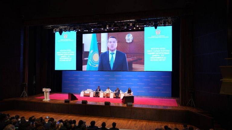 Форум жоғары білім және ғылым саласының қызметкерлерін, ЖОО және ҒЗИ өкілдерін, қоғамдық кеңес мүшелерін, жас ғалымдар мен студенттерді, шетелдік және отандық сарапшылардың басын қосты. Форумның пленарлық отырысын Қазақстан Республикасының Премьер-Министрі Әлихан Смайылов шараға қатысушыларға арналған құттықтау бейнеүндеуімен ашып, елдің экономикалық өсуіне жоғары білім мен ғылымды дамытудың маңыздылығын атап өтті.