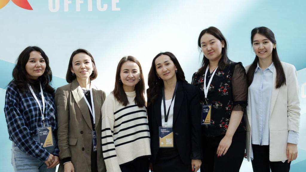 Hundreds of first-year students and NUFYP students visited the Fair and learned about core courses, career opportunities, and research topics. They had a fantastic chance to talk to their future professors directly and ask questions.