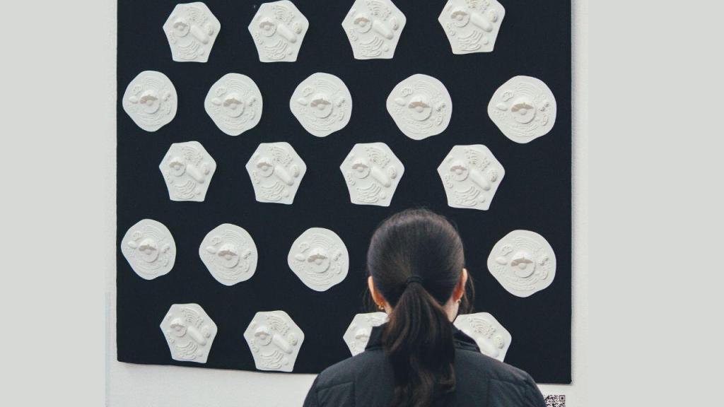 BioArt is an emerging trend in art that is an unusual combination of scientific and creative fields. As the name suggests, BioArt focuses specifically on biology, allowing for reflection on its accelerated development and the consequences of its progress within the framework of social dilemmas and debates.