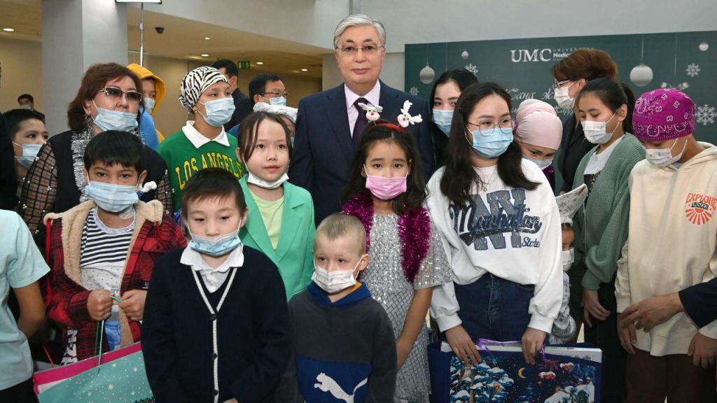 Глава государства ознакомился с услугой «Умные классы», которая позволяет детям продолжить школьное образование без перерыва на лечение. Дети следуют школьной программе и посещают занятия по математике, истории и другим предметам.