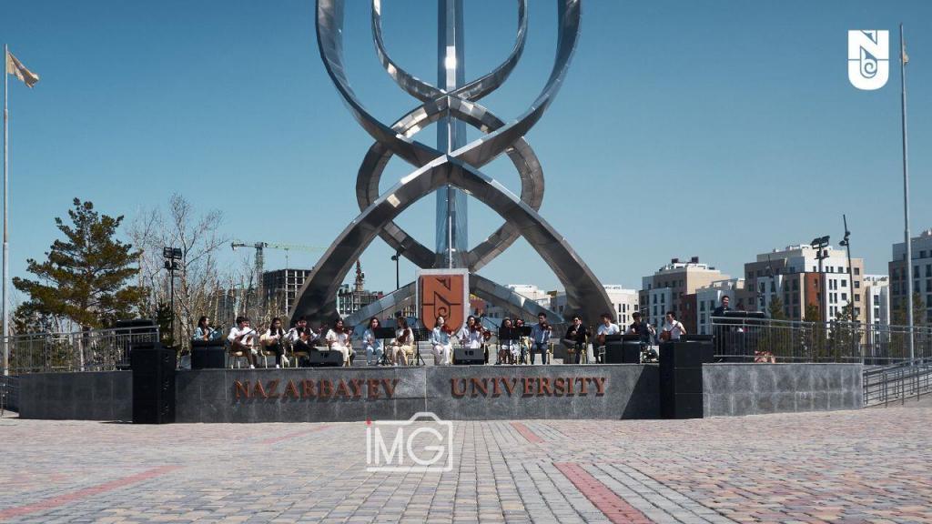 8-9 октября 2020 года в Назарбаев Университете в онлайн-формате прошел Международный форум "Абай и гуманизм", посвященный 175-летию великого казахского поэта и мыслителя Абая Кунанбаева. Форум, цель которого заключалась в популяризации творческого наследия Абая, воспитании у подрастающего поколения патриотизма, любви к Родине, уважительного отношения к традициям и обычаям казахского народа, собрал свыше 125 участников из Казахстана, Турции, Нидерландов, Кыргызстана, Узбекистана и других стран, проявляющих интерес к изучению творчества Абая.