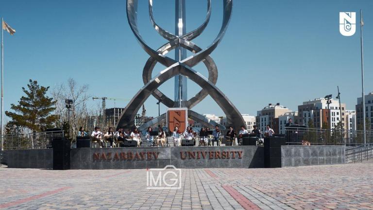 Қоңақтардың көңіл-күйіне сай, мереке күніңде ауа-райы да жылы болды: күн жарқырап, астаналық жел басылды. Университет аумағындағы сахнада студенттер концерт қойып, ұлттық аспаптарда ойнап, қазақтың дәстүрлі билерін билеп, ән шырқады.