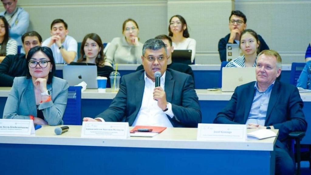 Ұлттық банк төрағасының орынбасары Ақылжан Баймағамбетов ақша-несие реттеушісінің коммуникацияларындағы ашықтық пен айқындықтың маңыздылығына тоқталса, ақша-несие саясаты басқармасының басшысы Нұрғайша Төреханова базалық мөлшерлеме бойынша қабылданған шешімдер мен инфляцияны тұрақтандырудың маңыздылығына тоқталды. NU студенттері Ұлттық банк өкілдерімен реттеуші қызметінің түрлі аспектілерін талқылауға мүмкіндік алды, деп хабарлайды Informburo.