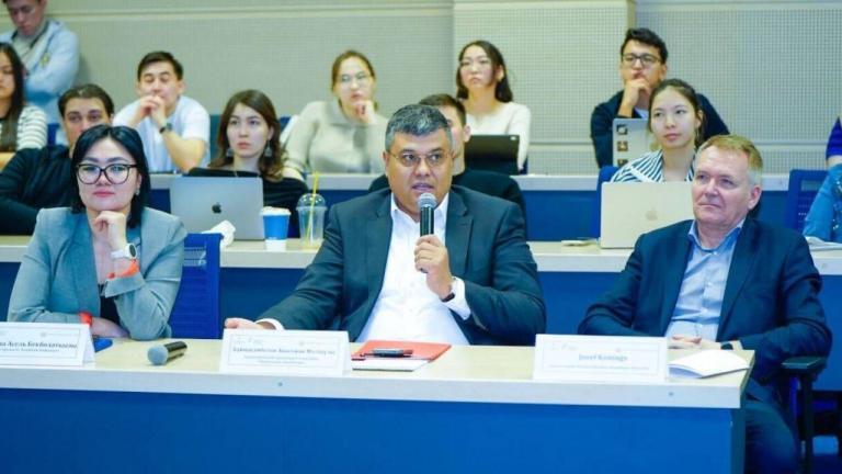 Ұлттық банк төрағасының орынбасары Ақылжан Баймағамбетов ақша-несие реттеушісінің коммуникацияларындағы ашықтық пен айқындықтың маңыздылығына тоқталса, ақша-несие саясаты басқармасының басшысы Нұрғайша Төреханова базалық мөлшерлеме бойынша қабылданған шешімдер мен инфляцияны тұрақтандырудың маңыздылығына тоқталды. NU студенттері Ұлттық банк өкілдерімен реттеуші қызметінің түрлі аспектілерін талқылауға мүмкіндік алды, деп хабарлайды Informburo.