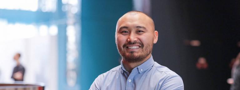 Қанат Нұртазин NU Дайындық мектебінің аға менеджері және mixed media art стиліндегі суретші болып жұмыс істейді. Ол жапырақтар мен картоннан қызықты суреттер жасайды және өз жұмыстарын ерекше ракурстарда суретке түсіреді.