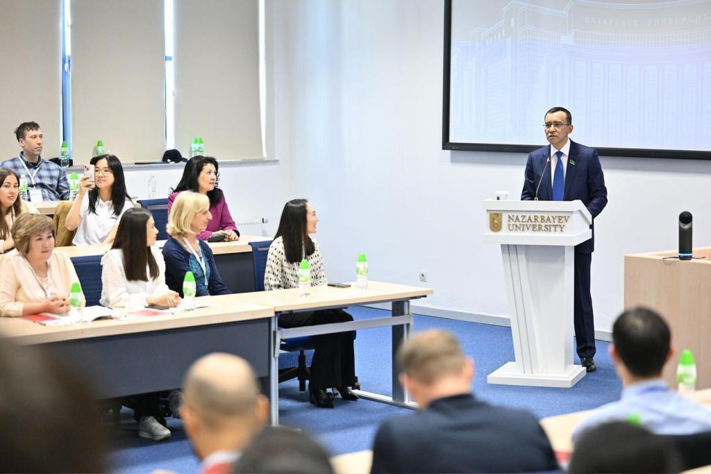 Парламент Сенатының Төрағасы Мәулен Әшімбаев «COVID-тің жоғары білімге әсері – New Framework – New Balance?» атты халықаралық конференцияға қатысты, деп хабарлайды Сенаттың Баспасөз қызметі. Іс-шара BALEAP Британдық академиялық мақсаттағы ағылшын тілі оқытушылары қауымдастығының ұйымдастыруымен өтті.